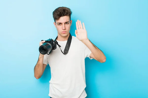 Fiatal Kaukázusi Fotós Férfi Kezében Egy Kamera Álló Kinyújtott Kézzel — Stock Fotó