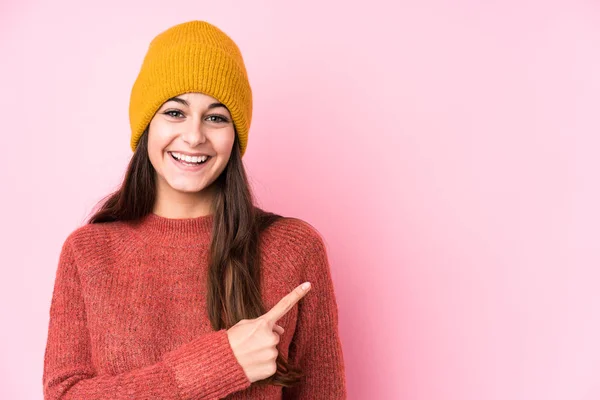 Jonge Blanke Vrouw Met Een Wollen Pet Die Glimlacht Opzij — Stockfoto