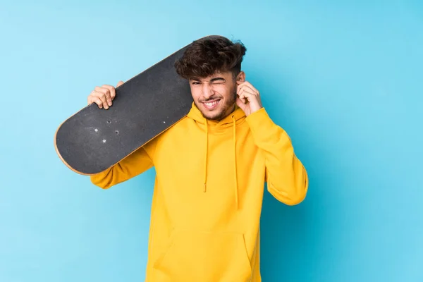 Jovem Árabe Skater Homem Isolado Cobrindo Orelhas Com Mãos — Fotografia de Stock