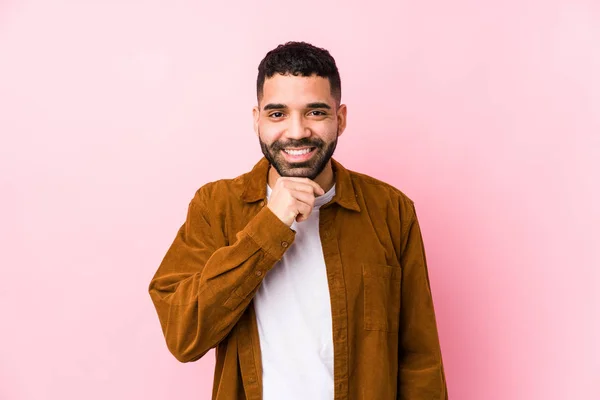Mladý Latinský Muž Růžovém Pozadí Izolované Usmívá Šťastný Sebejistý Dotýká — Stock fotografie