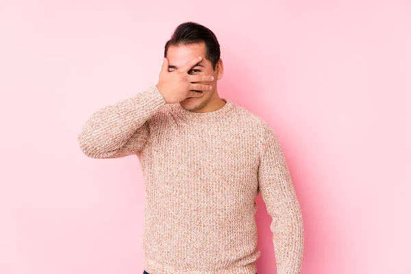 Young Curvy Man Posing Pink Background Isolated Blink Camera Fingers — ストック写真