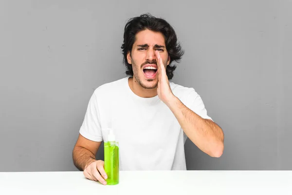 Ung Man Som Håller Aloe Vera Flaska Skriker Exalterad Framifrån — Stockfoto