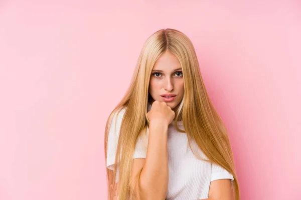 Jong Blond Vrouw Gezicht Closeup Geïsoleerd Een Roze Achtergrond — Stockfoto