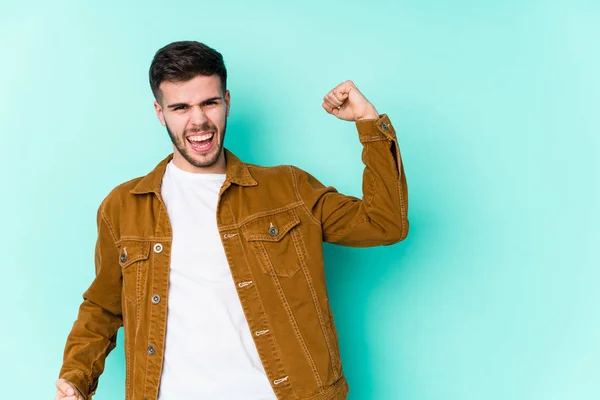 Jovem Homem Bonito Levantando Punho Depois Uma Vitória Conceito Vencedor — Fotografia de Stock