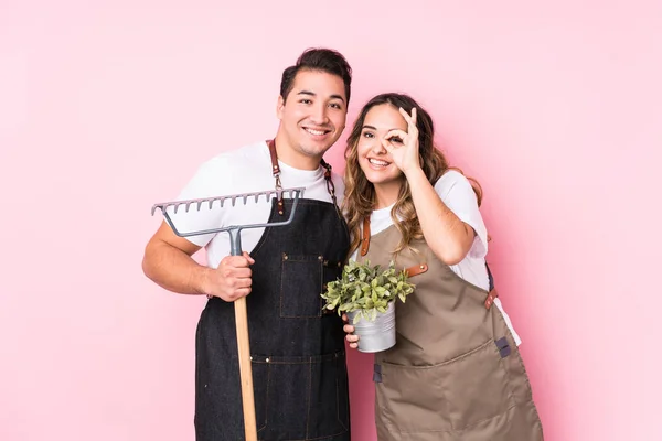 Jeune Couple Jardinier Isolé Excité Garder Geste Sur Œil — Photo