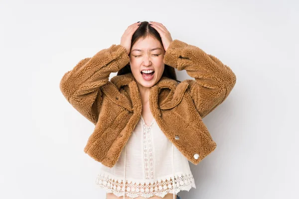 Joven Mujer China Posando Fondo Blanco Aislado Ríe Alegremente Manteniendo — Foto de Stock