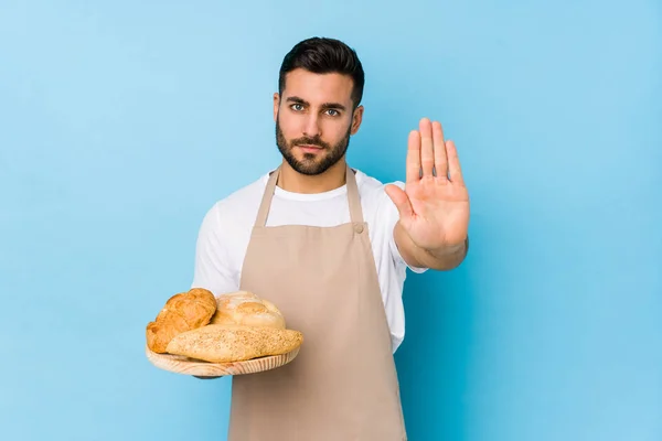 Junger Gutaussehender Bäcker Isoliert Stehend Mit Ausgestreckter Hand Die Stoppzeichen — Stockfoto