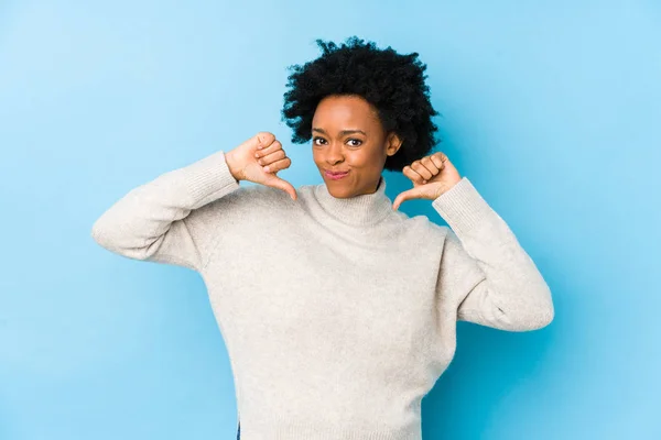 Afrikanische Amerikanerin Mittleren Alters Vor Blauem Hintergrund Isoliert Fühlt Sich — Stockfoto