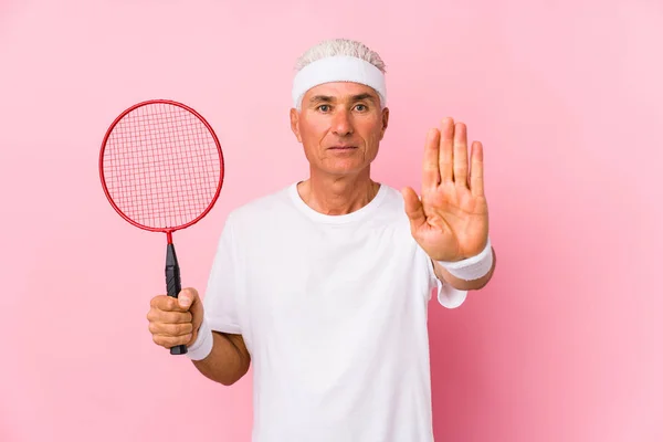 Homme Âge Moyen Jouant Badminton Isolé Debout Avec Main Tendue — Photo