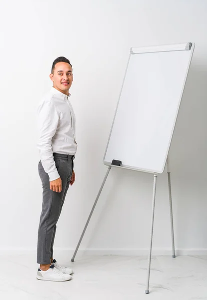 Ung Latin Coaching Man Med Whiteboard Isolerad Ser Sidan Leende — Stockfoto