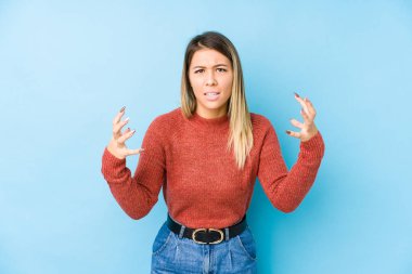 Kafkasyalı genç bir kadın öfkeyle bağırıyor..