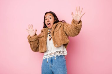 Koyun postu giyen Hintli genç bir kadın yaklaşan bir tehlike nedeniyle şok oluyor.