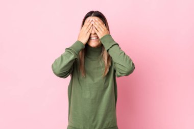 Kafkasyalı genç bir kadın izole edilmiş, elleriyle gözlerini kapatıyor, gülümseyerek bir sürpriz bekliyor..