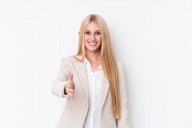 Beyaz arka planda genç ve sarışın bir kadın selamlama jesti olarak kameraya elini uzatıyor..