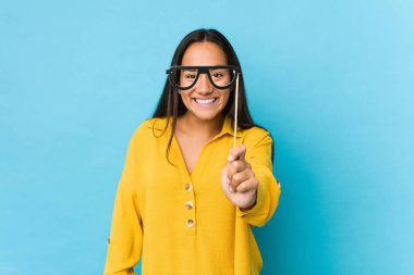 Genç Hintli kadın eğleniyor ve parti objelerini soyutluyor.