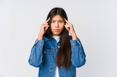 Genç Asyalı kadın bir işe odaklanmış, işaret parmaklarını işaret ediyor..