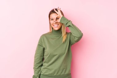 Kafkasyalı genç bir kadın yalnız poz veriyor. Heyecanlı. Gözünü dört aç..