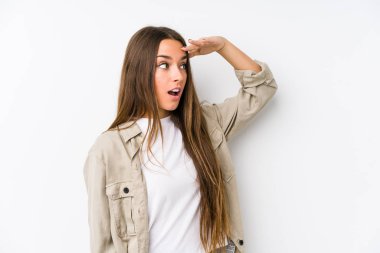 Kafkasyalı genç bir kadın çok uzaklara bakıyor ve elini alnında tutuyor..