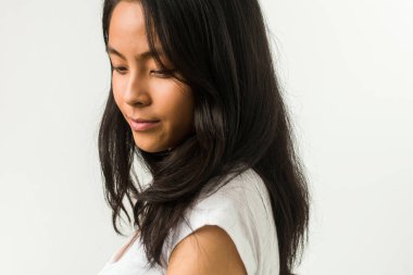 Beyaz arka planda poz veren genç Çinli kadın.