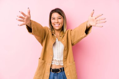 Yalnız poz veren beyaz kadın kameraya sarıldığı için kendinden emin..