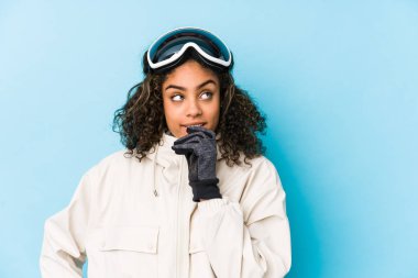 Genç Afro-Amerikan kayakçı kadın izole edilmiş. Rahatlamış bir şekilde fotokopi odasına bakıyor..