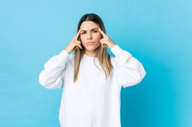 Kafkasyalı genç kadın bir göreve odaklanmış, işaret parmaklarını işaret ediyor..