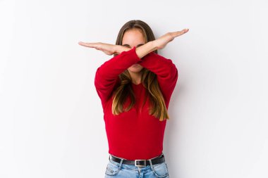 Kafkasyalı genç bir kadın yalnız poz veriyor iki kolu çapraz tutuyor, inkar kavramı.