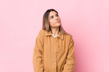 Kafkasyalı genç kadın hedeflerine ve amaçlarına ulaşmayı hayal ediyor.