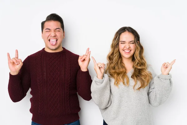 Pareja Joven Posando Fondo Blanco Mostrando Gesto Roca Con Los — Foto de Stock