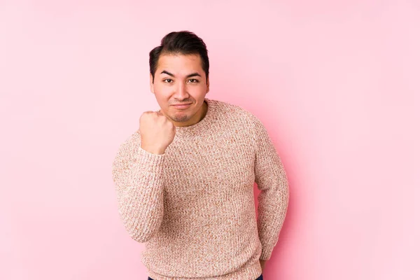 Junger Kurviger Mann Posiert Isoliert Vor Rosa Hintergrund Und Zeigt — Stockfoto