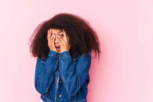 Jeune Femme Afro Américaine Cligner Des Doigts Effrayé Nerveux — Photo