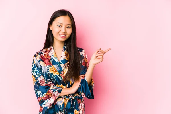 Jovem Chinesa Vestindo Pijama Quimono Isolado Sorrindo Alegremente Apontando Com — Fotografia de Stock