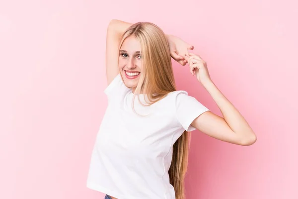 Jovem Loira Fundo Rosa Alongamento Braços Posição Relaxada — Fotografia de Stock