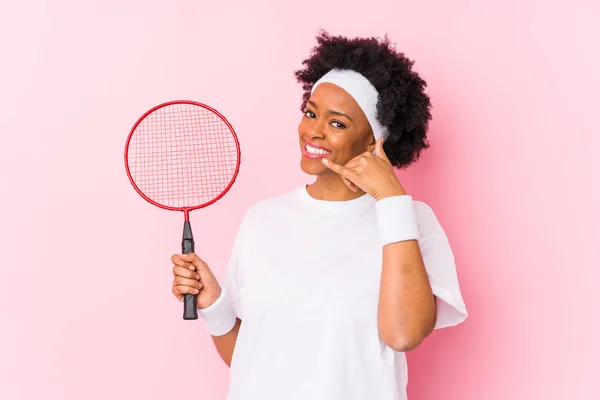 Young African American Woman Playing Badminton Isolated Showing Mobile Phone — ストック写真