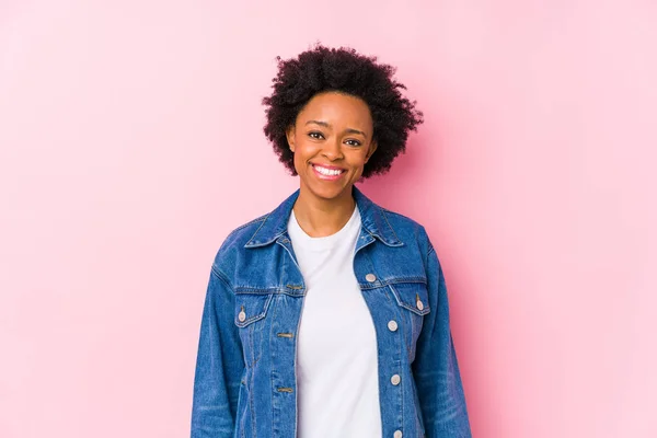 Young African American Woman Pink Backgroound Isolated Happy Smiling Cheerful — Stok fotoğraf