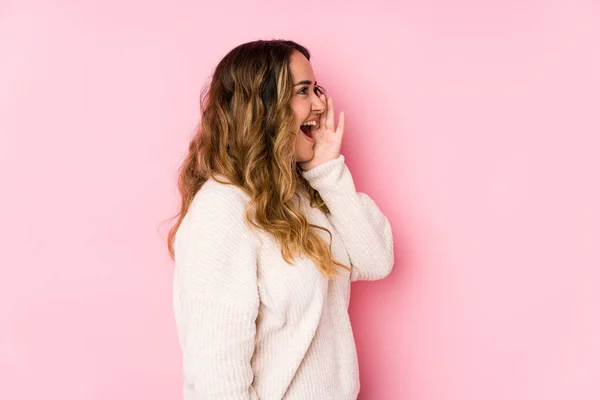 Mujer Joven Con Curvas Posando Fondo Rosa Aislado Gritando Sosteniendo —  Fotos de Stock