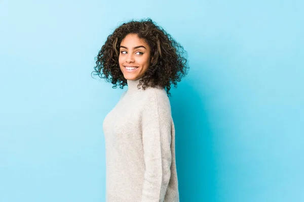 Jovem Afro Americana Cabelo Encaracolado Mulher Olha Para Lado Sorridente — Fotografia de Stock