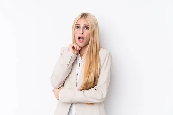 Joven Mujer Rubia Negocios Sobre Fondo Blanco Asustado Asustado — Foto de Stock