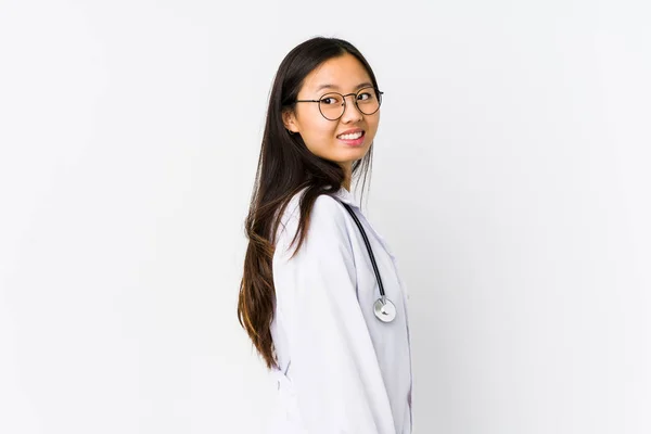 Mladý Lékař Číňan Žena Izolované Pohledy Stranou Úsměvem Veselý Příjemný — Stock fotografie