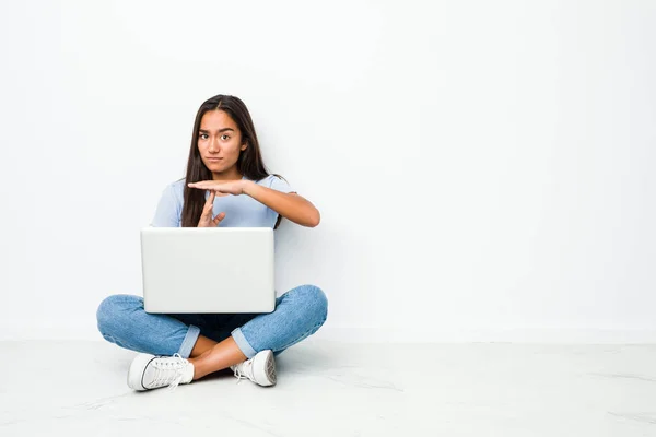 Young Mixed Race Indian Woman Sitting Working Laptop Showing Timeout — ストック写真