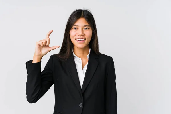 Junge Asiatische Geschäftsfrau Hält Etwas Mit Den Zeigefingern Lächelt Und — Stockfoto