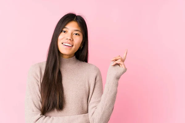 Young Chinese Woman Posing Isolated Smiling Cheerfully Pointing Forefinger Away — 스톡 사진