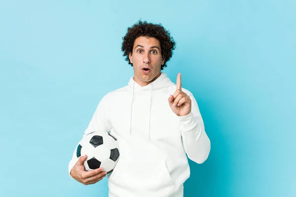 Sportowy Mężczyzna Trzymający Piłkę Nożną Mając Jakiś Świetny Pomysł Pojęcie — Zdjęcie stockowe