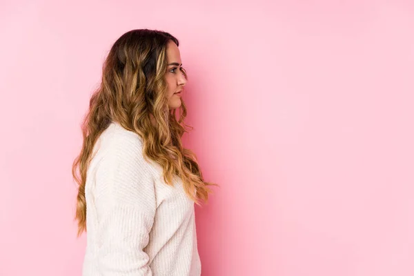 Mujer Joven Con Curvas Posando Fondo Rosa Aislado Mirando Hacia —  Fotos de Stock