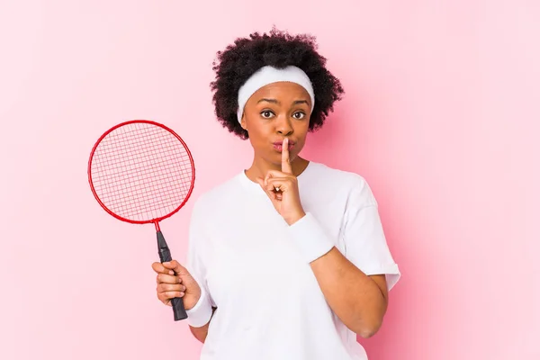 Young African American Woman Playing Badminton Isolated Keeping Secret Asking — ストック写真