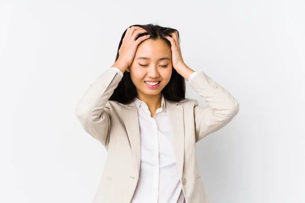Mulher Negócios Chinesa Jovem Isolado Alegremente Mantendo Mãos Cabeça Conceito — Fotografia de Stock
