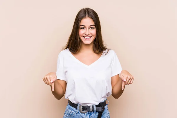 Mulher Branca Jovem Posando Pontos Isolados Para Baixo Com Dedos — Fotografia de Stock