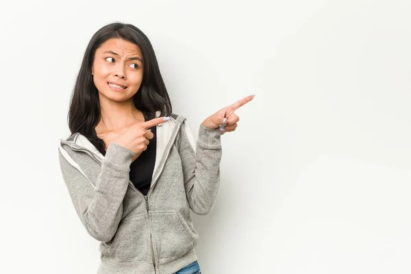 Young Fitness Chinese Woman Shocked Pointing Index Fingers Copy Space — Stock Photo, Image