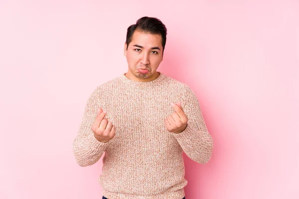 Joven Curvilíneo Posando Fondo Rosa Aislado Mostrando Que Ella Tiene —  Fotos de Stock