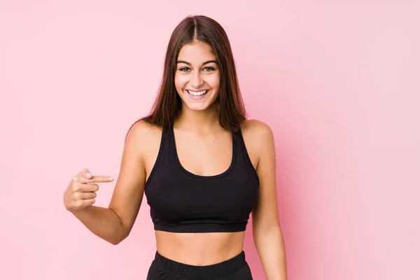 Joven Mujer Fitness Caucásica Haciendo Deporte Aislado Persona Señalando Mano — Foto de Stock